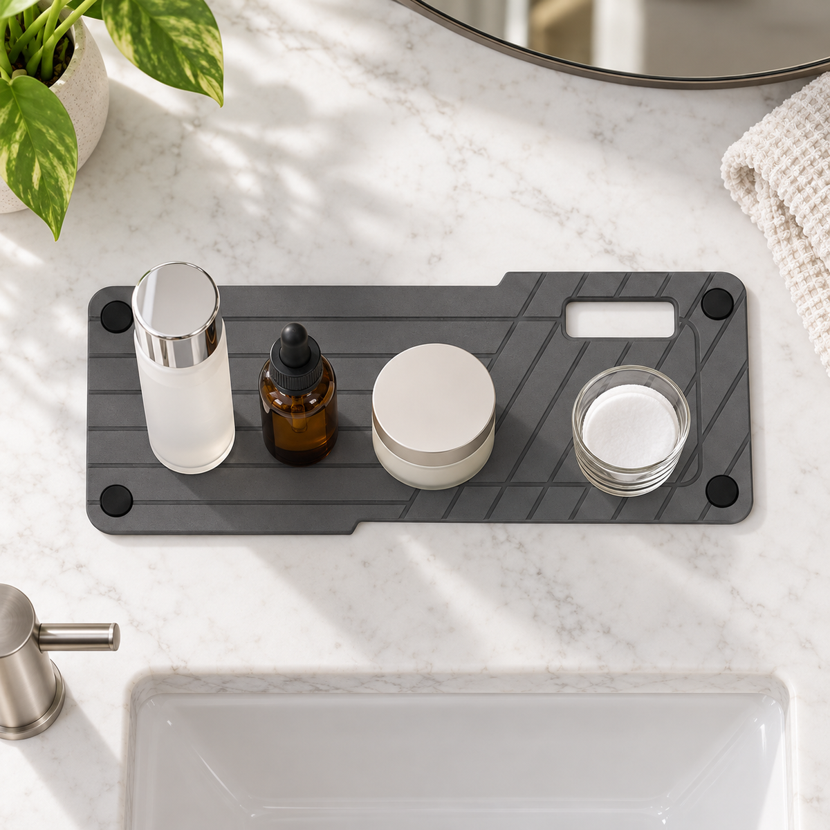 Rangement En Diatomite Gris – Gris Foncé sur un lavabo lumineux