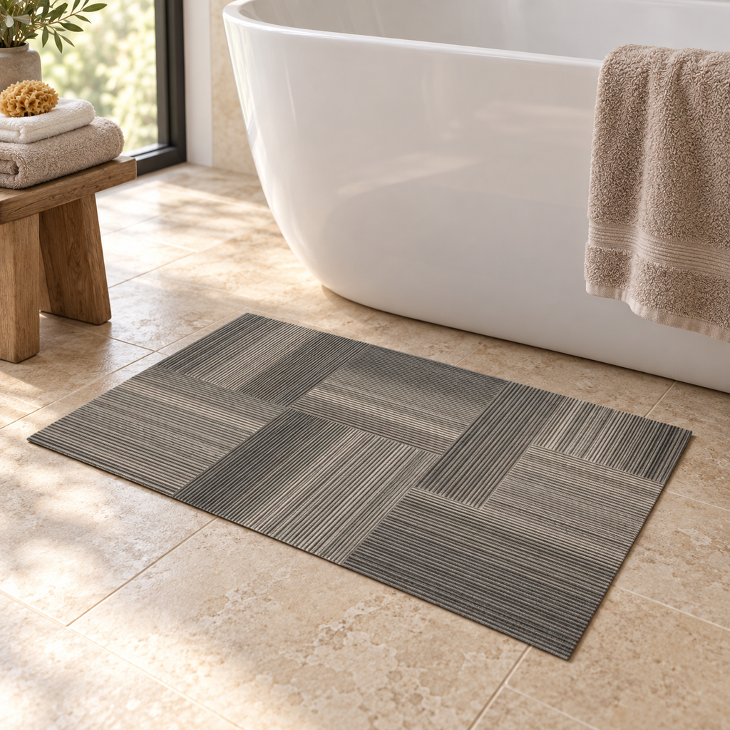 Tapis De Bain 60x90 – Gris Mosaïque près d’une baignoire